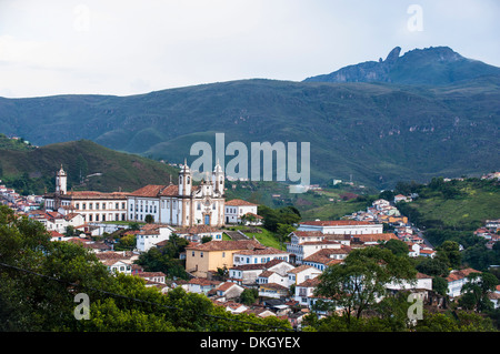 Vue sur la ville coloniale d'Ouro Preto, UNESCO World Heritage Site, Minas Gerais, Brésil, Amérique du Sud Banque D'Images