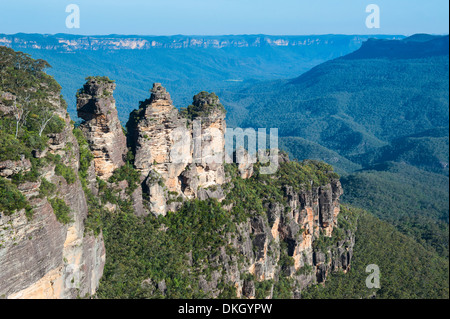 Les trois Sœurs et de rochers de grès escarpées des montagnes bleues, New South Wales, Australie, Pacifique Banque D'Images