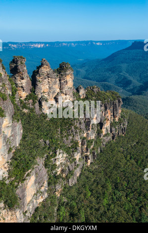 Les trois Sœurs et de rochers de grès escarpées des montagnes bleues, New South Wales, Australie, Pacifique Banque D'Images