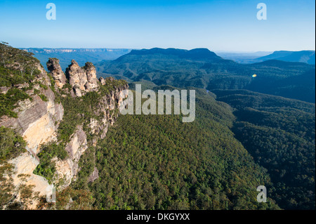 Les trois Sœurs et de rochers de grès escarpées des montagnes bleues, New South Wales, Australie, Pacifique Banque D'Images