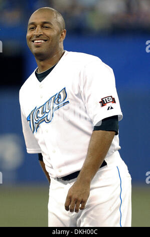 Le 23 juin 2009 - Toronto, Ontario, Canada - 23 juin 2009 : Blue Jays de Toronto en champ centre Vernon Wells (10) est vu en souriant entre action pendant le match entre la MLB les Blue Jays de Toronto et les Reds de Cincinnati. Les Blue Jays a battu les Reds 7-5, dans le match joué au Centre Rogers de Toronto, ON (crédit Image : © Adrian Gauthier/ZUMApress.com) Southcreek/mondial Banque D'Images