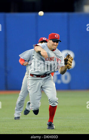 Le 23 juin 2009 - Toronto, Ontario, Canada - 23 juin 2009 : Cincinnati Reds de troisième but Adam Rosales (23) Les champs la balle et rend le jeter à la première au cours de la MLB match entre les Blue Jays de Toronto et les Reds de Cincinnati. Les Blue Jays a battu les Reds 7-5, dans le match joué au Centre Rogers de Toronto, ON (crédit Image : © Adrian Gauthier/ZUMApress.com) Southcreek/mondial Banque D'Images