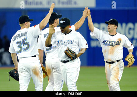 Le 23 juin 2009 - Toronto, Ontario, Canada - 23 juin 2009 : premier but des Blue Jays de Toronto Lyle Overbay (35), le deuxième but des Blue Jays de Toronto Aaron Hill (2), Toronto Blue Jays champ centre Vernon Wells (10) et les Blue Jays de Toronto de troisième but SCOTT ROLEN (33) célèbrent leur victoire à la suite de la MLB match entre les Blue Jays de Toronto et les Reds de Cincinnati. La défaite des Blue Jays Banque D'Images