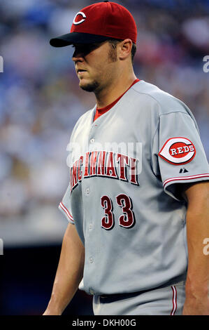 Le 23 juin 2009 - Toronto, Ontario, Canada - 23 juin 2009 : Cincinnati Reds le lanceur partant Micah Owings (33) quitte le jeu au cours de la MLB match entre les Blue Jays de Toronto et les Reds de Cincinnati. Les Blue Jays a battu les Reds 7-5, dans le match joué au Centre Rogers de Toronto, ON (crédit Image : © Adrian Gauthier/ZUMApress.com) Southcreek/mondial Banque D'Images