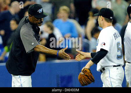 Le 23 juin 2009 - Toronto, Ontario, Canada - 23 juin 2009 : Blue Jays de Toronto manager Cito Gaston (43) félicite de baseball des Blue Jays de Toronto Jason Frasor (54) pour son enregistrer à la suite de la MLB match entre les Blue Jays de Toronto et les Reds de Cincinnati. Les Blue Jays a battu les Reds 7-5, dans le match joué au Centre Rogers de Toronto, ON (crédit Image : © Adrian Gauthier/SO Banque D'Images