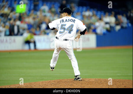 Le 23 juin 2009 - Toronto, Ontario, Canada - 23 juin 2009 : de baseball des Blue Jays de Toronto Jason Frasor (54) emplacements et obtient l'enregistrer au cours de la MLB match entre les Blue Jays de Toronto et les Reds de Cincinnati. Les Blue Jays a battu les Reds 7-5, dans le match joué au Centre Rogers de Toronto, ON (crédit Image : © Adrian Gauthier/ZUMApress.com) Southcreek/mondial Banque D'Images