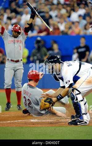 Le 23 juin 2009 - Toronto, Ontario, Canada - 23 juin 2009 : Cincinnati Reds droit fielder Jay Bruce (32) glisse dans la plaque avant de Toronto Blue Jays catcher Rod Barajas (20) Les champs la jeter, comme Cincinnati Reds champ centre Willy Taveras (3) célèbre au cours de la MLB match entre les Blue Jays de Toronto et les Reds de Cincinnati. Les Blue Jays a battu les Reds 7-5, dans le jeu pla Banque D'Images