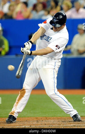 Le 23 juin 2009 - Toronto, Ontario, Canada - 23 juin 2009 : premier but des Blue Jays de Toronto Lyle Overbay (35) est vu frapper la balle au cours de la MLB match entre les Blue Jays de Toronto et les Reds de Cincinnati. Les Blue Jays a battu les Reds 7-5, dans le match joué au Centre Rogers de Toronto, ON (crédit Image : © Adrian Gauthier/ZUMApress.com) Southcreek/mondial Banque D'Images