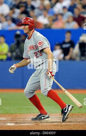 Le 23 juin 2009 - Toronto, Ontario, Canada - 23 juin 2009 : Cincinnati Reds de troisième but Adam Rosales (23) en action au cours de la MLB match entre les Blue Jays de Toronto et les Reds de Cincinnati. Les Blue Jays a battu les Reds 7-5, dans le match joué au Centre Rogers de Toronto, ON (crédit Image : © Adrian Gauthier/ZUMApress.com) Southcreek/mondial Banque D'Images