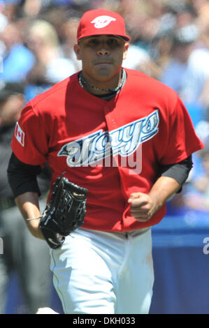 01 juillet 2009 - Toronto, Ontario, Canada - 01 juillet 2009 : le lanceur partant des Blue Jays de Toronto Ricky Romero (24) reprend sa course hors du terrain au cours de la MLB jeu joué entre les Blue Jays de Toronto et les Rays de Tampa Bay au Centre Rogers à Toronto, ON. Les Blue Jays irait à l'encontre les rayons 5-0. *****Usage éditorial seulement* (crédit Image : © Adrian Gauthier/global/ZUMApress Southcreek. Banque D'Images