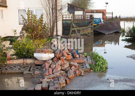 Ferriby du sud, nord du Lincolnshire, Angleterre, Royaume-Uni. 6e décembre 2013. Une propriété dans le Nord du Lincolnshire village de South Ferriby près de la rivière Humber, qui a été endommagé par le raz-de-marée. Ferriby du sud, nord du Lincolnshire, Angleterre, Royaume-Uni. 6e décembre 2013. Credit : LEE BEEL/Alamy Live News Banque D'Images