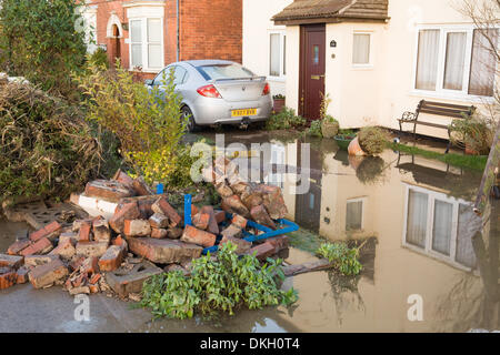 Ferriby du sud, nord du Lincolnshire, Angleterre, Royaume-Uni. 6e décembre 2013. Une propriété dans le Nord du Lincolnshire village de South Ferriby près de la rivière Humber, qui a été endommagé par le raz-de-marée. Ferriby du sud, nord du Lincolnshire, Angleterre, Royaume-Uni. 6e décembre 2013. Credit : LEE BEEL/Alamy Live News Banque D'Images