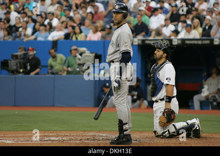 05 août 2009 - Toronto, Ontario, Canada - 5 août 2009 : Derek Jeter des Yankees (2) cherche un signe de l'entraîneur de troisième pendant les Yankees 8-4 victoire sur les Blue Jays au Rogers Centre à Toronto, Ontario. (Crédit Image : © Steve Southcreek Dormer/global/ZUMApress.com) Banque D'Images
