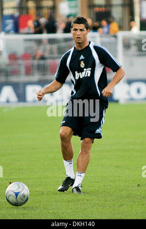 06 août 2009 - Toronto, Ontario, Canada - 6 août 2009 : Christiano Ronaldo contrôle le ballon au cours de Real Madrid FC pratique un jour avant leur match amical contre le FC de Toronto de la MLS au BMO Field à Toronto, Ontario. (Crédit Image : © Steve Southcreek Dormer/global/ZUMApress.com) Banque D'Images