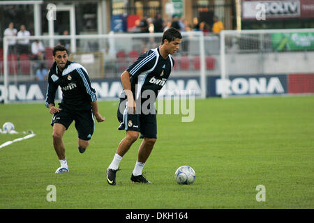 06 août 2009 - Toronto, Ontario, Canada - 6 août 2009 : Christiano Ronaldo contrôle le ballon au cours de Real Madrid FC pratique un jour avant leur match amical contre le FC de Toronto de la MLS au BMO Field à Toronto, Ontario. (Crédit Image : © Steve Southcreek Dormer/global/ZUMApress.com) Banque D'Images