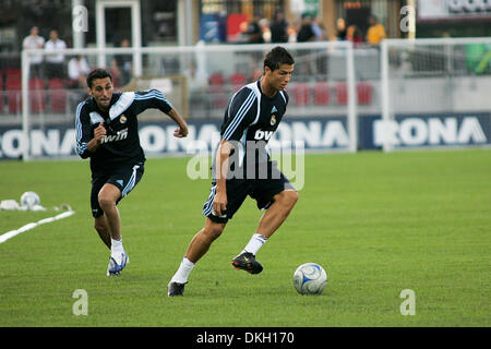 06 août 2009 - Toronto, Ontario, Canada - 6 août 2009 : Christiano Ronaldo contrôle le ballon au cours de Real Madrid FC pratique un jour avant leur match amical contre le FC de Toronto de la MLS au BMO Field à Toronto, Ontario. (Crédit Image : © Steve Southcreek Dormer/global/ZUMApress.com) Banque D'Images