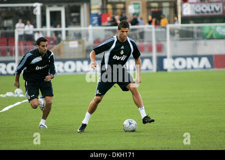 06 août 2009 - Toronto, Ontario, Canada - 6 août 2009 : Christiano Ronaldo contrôle le ballon au cours de Real Madrid FC pratique un jour avant leur match amical contre le FC de Toronto de la MLS au BMO Field à Toronto, Ontario. (Crédit Image : © Steve Southcreek Dormer/global/ZUMApress.com) Banque D'Images