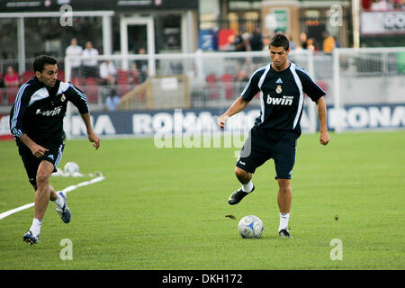 06 août 2009 - Toronto, Ontario, Canada - 6 août 2009 : Christiano Ronaldo contrôle le ballon au cours de Real Madrid FC pratique un jour avant leur match amical contre le FC de Toronto de la MLS au BMO Field à Toronto, Ontario. (Crédit Image : © Steve Southcreek Dormer/global/ZUMApress.com) Banque D'Images