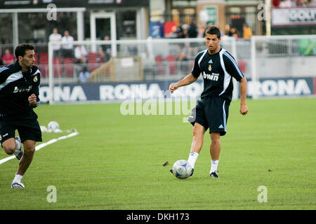 06 août 2009 - Toronto, Ontario, Canada - 6 août 2009 : Christiano Ronaldo contrôle le ballon au cours de Real Madrid FC pratique un jour avant leur match amical contre le FC de Toronto de la MLS au BMO Field à Toronto, Ontario. (Crédit Image : © Steve Southcreek Dormer/global/ZUMApress.com) Banque D'Images