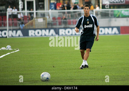 06 août 2009 - Toronto, Ontario, Canada - 6 août 2009 : Christiano Ronaldo passe le ballon au cours de Real Madrid FC pratique un jour avant leur match amical contre le FC de Toronto de la MLS au BMO Field à Toronto, Ontario. (Crédit Image : © Steve Southcreek Dormer/global/ZUMApress.com) Banque D'Images