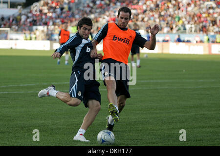 06 août 2009 - Toronto, Ontario, Canada - 6 août 2009 : Ruben De la Red (18) prépare un tir que Christoph Metzelder (21) porte sur lui. Real Madrid FC du La Liga en Espagne pratique sur l'herbe nouvellement posées un jour avant leur match amical contre le FC de Toronto de la MLS au BMO Field à Toronto, Ontario. (Crédit Image : © Steve Southcreek Dormer/global/ZUMApress.com) Banque D'Images