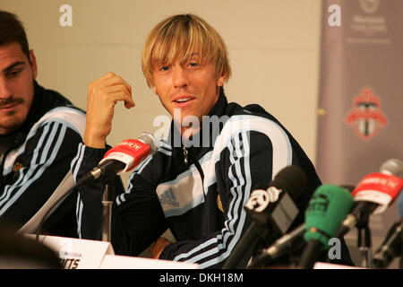 06 août 2009 - Toronto, Ontario, Canada - 6 août 2009 : guti parle lors de la conférence de presse représentant Real Madrid FC du La Liga en Espagne un jour avant leur match amical contre le FC de Toronto de la MLS au BMO Field à Toronto, Ontario. (Crédit Image : © Steve Southcreek Dormer/global/ZUMApress.com) Banque D'Images