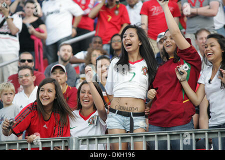 06 août 2009 - Toronto, Ontario, Canada - 6 août 2009 : Fans de Real Madrid FC du La Liga en Espagne cri à faire attention pendant la pratique Christiano Ronaldos au BMO Field à Toronto, Ontario. (Crédit Image : © Steve Southcreek Dormer/global/ZUMApress.com) Banque D'Images