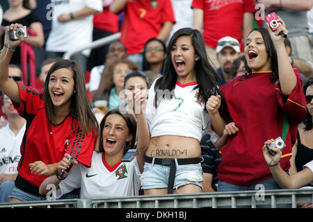 06 août 2009 - Toronto, Ontario, Canada - 6 août 2009 : Fans de Real Madrid FC du La Liga en Espagne cri à faire attention pendant la pratique Christiano Ronaldos au BMO Field à Toronto, Ontario. (Crédit Image : © Steve Southcreek Dormer/global/ZUMApress.com) Banque D'Images