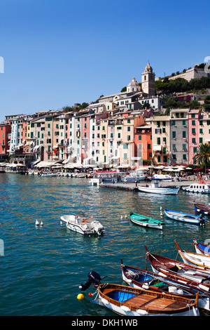 Peint en couleur de bâtiments par la Marina de Porto Venere, Cinque Terre, UNESCO World Heritage Site, Ligurie, Italie, Europe Banque D'Images