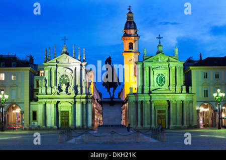 Piazza San Carlo en tant que les projecteurs s'allument au crépuscule, Turin, Piémont, Italie, Europe Banque D'Images