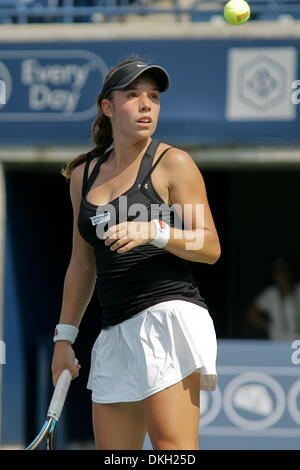 15 août 2009 - Toronto, Ontario, Canada - 15 août 2009 : Canada's Sharon Fichman gagne son match d'ouverture contre Ayumi Morita du Japon le jour d'ouverture de la Women's Tennis Coupe Rogers a joué au Centre Rexall, à l'Université York à Toronto, ON. (Crédit Image : © Steve Southcreek Dormer/global/ZUMApress.com) Banque D'Images