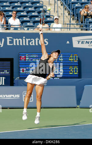 15 août 2009 - Toronto, Ontario, Canada - 15 août 2009 : Canada's Sharon Fichman gagne son match d'ouverture contre Ayumi Morita du Japon le jour d'ouverture de la Women's Tennis Coupe Rogers a joué au Centre Rexall, à l'Université York à Toronto, ON. (Crédit Image : © Steve Southcreek Dormer/global/ZUMApress.com) Banque D'Images