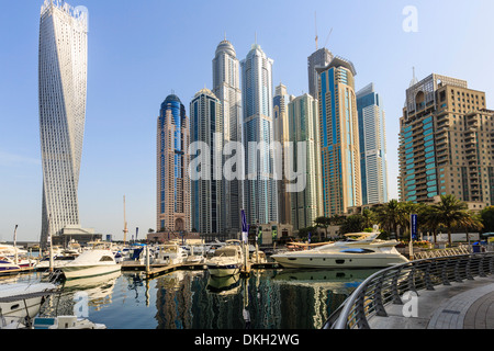 Cayan Tower, Dubai Marina, Dubai, Émirats arabes unis, Moyen Orient Banque D'Images