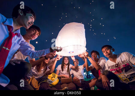 Bangkok, Thaïlande. 5 décembre 2013. Personnes à Bangkok, Thaïlande, célébrer l'anniversaire du roi Bhumibol Adulyadej le 5 décembre 2013. Dpa : Crédit photo alliance/Alamy Live News Banque D'Images