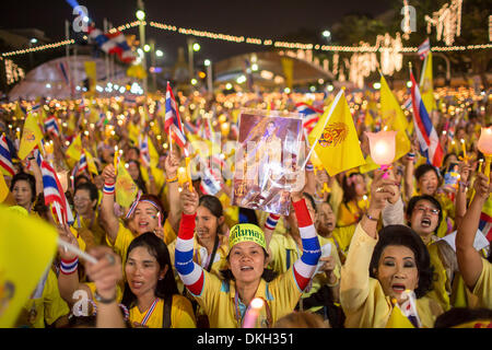 Bangkok, Thaïlande. 5 décembre 2013. Personnes à Bangkok, Thaïlande, célébrer l'anniversaire du roi Bhumibol Adulyadej le 5 décembre 2013. Dpa : Crédit photo alliance/Alamy Live News Banque D'Images