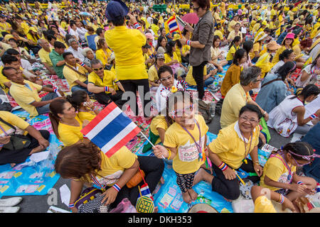 Bangkok, Thaïlande. 5 décembre 2013. Personnes à Bangkok, Thaïlande, célébrer l'anniversaire du roi Bhumibol Adulyadej le 5 décembre 2013. Dpa : Crédit photo alliance/Alamy Live News Banque D'Images