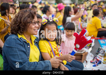 Bangkok, Thaïlande. 5 décembre 2013. Personnes à Bangkok, Thaïlande, célébrer l'anniversaire du roi Bhumibol Adulyadej le 5 décembre 2013. Dpa : Crédit photo alliance/Alamy Live News Banque D'Images