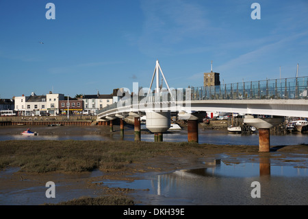 L'Adur nouveau pont reliant Shoreham Ferry par mer avec plage de Shoreham, West Sussex, UK Banque D'Images