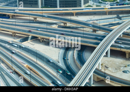 Métro de la route et train, Dubai, Émirats arabes unis, Moyen Orient Banque D'Images