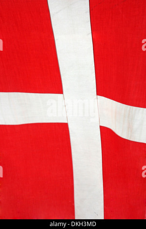 Close up of le drapeau national du Danemark en Scandinavie, l'Europe. Drapeau blanc sur fond rouge. Banque D'Images