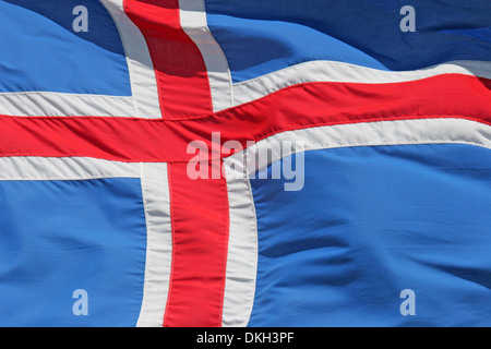 Close up du drapeau national de l'Islande à la Scandinavie, l'Europe. Avec une croix rouge et blanc sur fond bleu. Banque D'Images