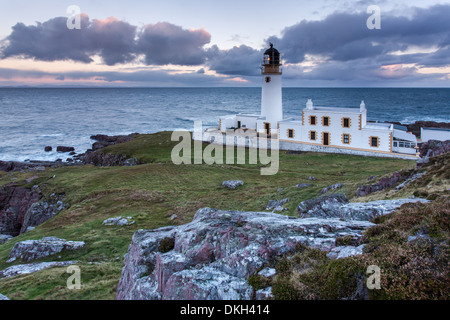 Rubha Reidh Lighthouse à l'aube, Melvaig, Wester Ross, Highlands, Scotland Banque D'Images