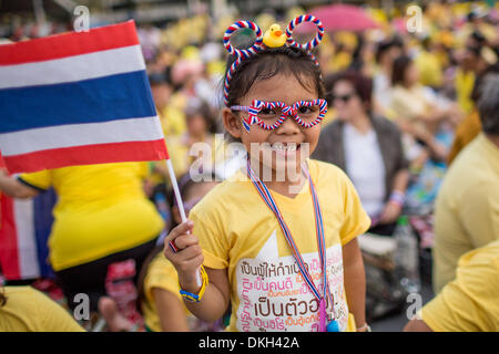 Bangkok, Thaïlande. 5 décembre 2013. Personnes à Bangkok, Thaïlande, célébrer l'anniversaire du roi Bhumibol Adulyadej le 5 décembre 2013. Dpa : Crédit photo alliance/Alamy Live News Banque D'Images