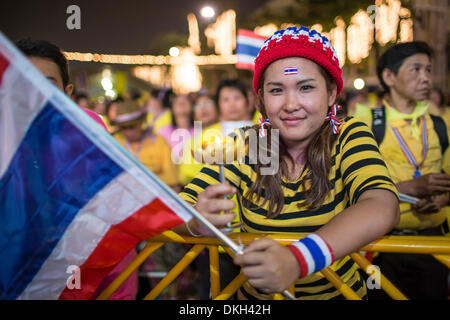 Bangkok, Thaïlande. 5 décembre 2013. Personnes à Bangkok, Thaïlande, célébrer l'anniversaire du roi Bhumibol Adulyadej le 5 décembre 2013. Dpa : Crédit photo alliance/Alamy Live News Banque D'Images