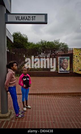 Soweto, Afrique du Sud. 6e décembre 2013. Les gens se rassemblent sur Vilakazi Street le 6 décembre 2013 à Soweto, Afrique du Sud. Le père de la Nation, Nelson Mandela, Tata Madiba, est décédé paisiblement le soir du 5 décembre 2013 à son domicile à Houghton en famille. (Photo par Gallo Images / Foto24 / Cornel van Heerden) Credit : Gallo images/Alamy Live News Banque D'Images