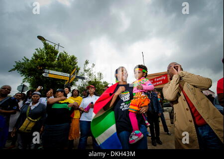 Soweto, Afrique du Sud. 6e décembre 2013. Les gens se rassemblent sur Vilakazi Street le 6 décembre 2013 à Soweto, Afrique du Sud. Le père de la Nation, Nelson Mandela, Tata Madiba, est décédé paisiblement le soir du 5 décembre 2013 à son domicile à Houghton en famille. (Photo par Gallo Images / Foto24 / Cornel van Heerden) Credit : Gallo images/Alamy Live News Banque D'Images