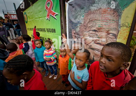 Soweto, Afrique du Sud. 6e décembre 2013. Les gens se rassemblent sur Vilakazi Street le 6 décembre 2013 à Soweto, Afrique du Sud. Le père de la Nation, Nelson Mandela, Tata Madiba, est décédé paisiblement le soir du 5 décembre 2013 à son domicile à Houghton en famille. (Photo par Gallo Images / Foto24 / Cornel van Heerden) Credit : Gallo images/Alamy Live News Banque D'Images