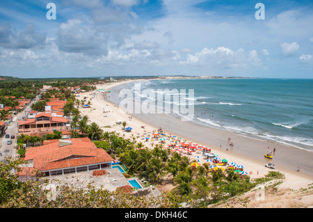 Belle plage ci-dessous les dunes de sable de Natal, Rio Grande do Norte, au Brésil, en Amérique du Sud Banque D'Images