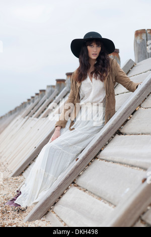 Femme portant un chapeau, mode boho Banque D'Images