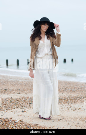 Femme portant un chapeau, mode boho Banque D'Images